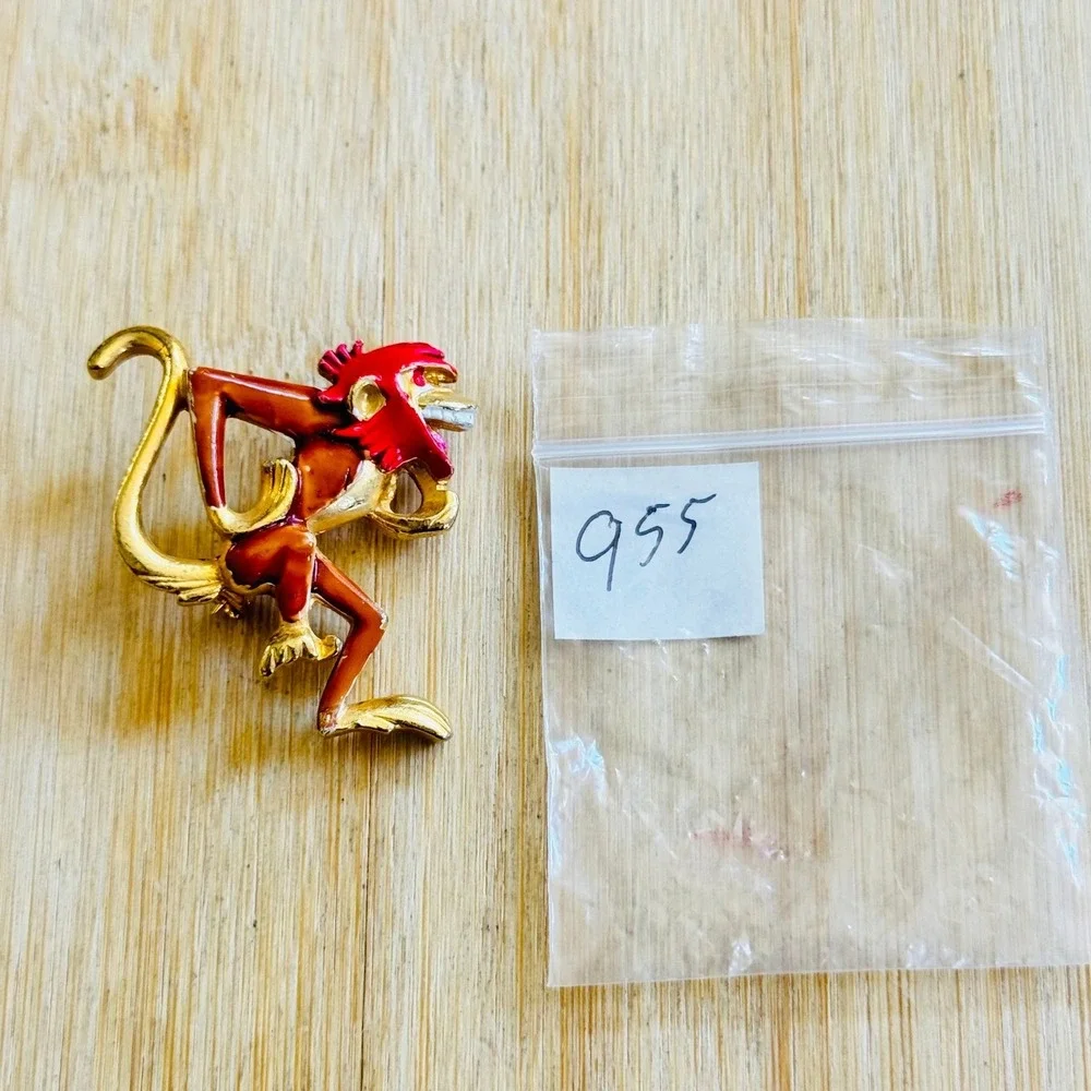 VTG Walt Disney Productions Jungle Book Laughing‎ Monkey Pin Brooch Gold Enamel